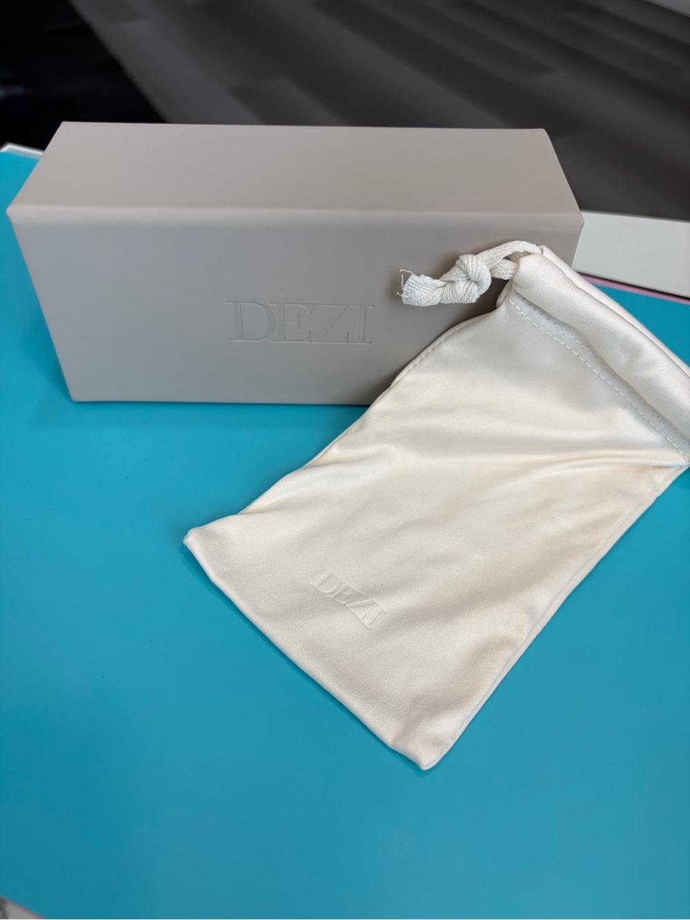 🕶️DEZI NWT Backtrack Limestone Smoke Faded Oversized Square Sunglasses w Box 💕 - Picture 4 of 11